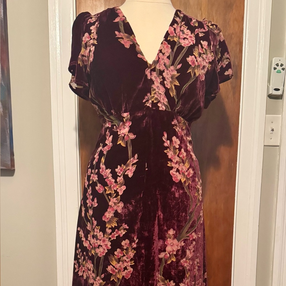 4SI3NNA NWT Burgundy Velvet Dress